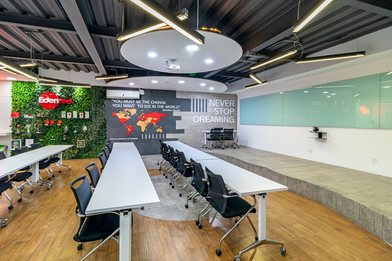 Sala corporativa de Edenred México con mesas e iluminación lineal